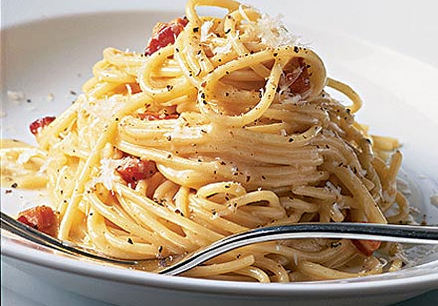 http://www.tipicamente.it/wp-content/uploads/2011/12/pasta-alla-carbonara.jpg