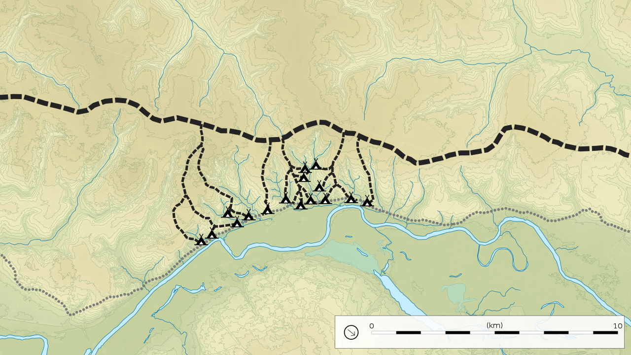 Sítio arqueológico de Kostyonki no vale do rio Don, sudoeste da Rússia, ocupação c. 14.000 a.p. Desenho com base em Jarzombek (2013) e Grigor'ev (1967), curvas de nível a cada 5 metros. Linha tracejada grossa: percurso estruturante de cumeada; linha tracejada fina: percursos de cumeada secundários; linha pontilhada: percurso de contra-cumeada