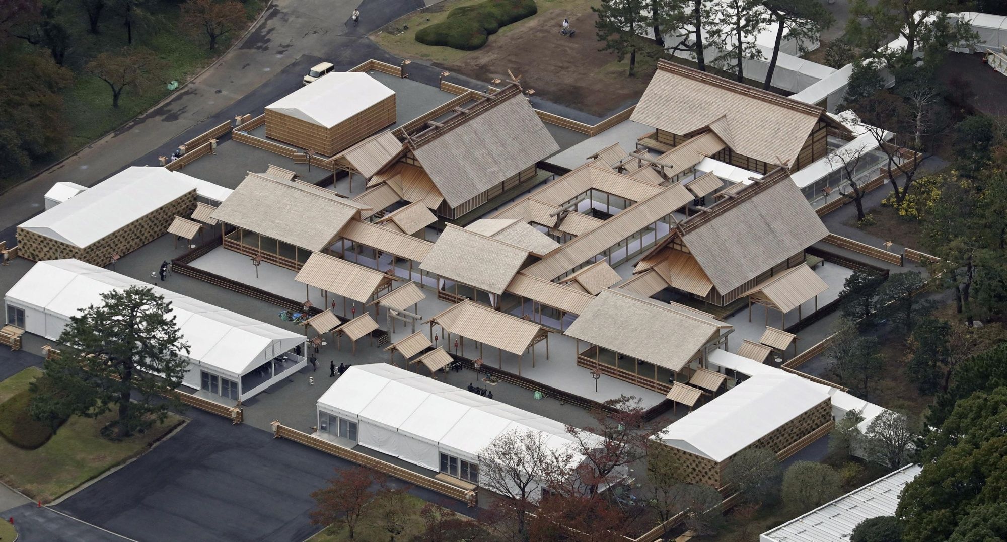 Daijōgū, cabanas temporárias onde se realizou o daijōsai do imperador Naruhito. Foto: agência Kyodo, novembro de 2019